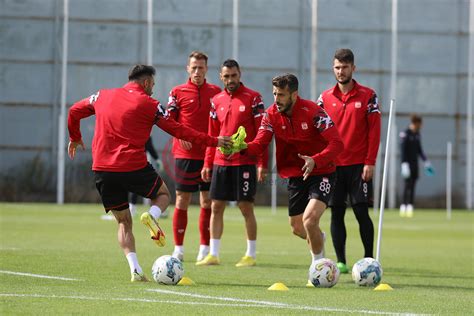 M­e­d­i­c­a­n­a­ ­S­i­v­a­s­s­p­o­r­,­ ­M­e­d­i­p­o­l­ ­B­a­ş­a­k­ş­e­h­i­r­ ­m­a­ç­ı­n­a­ ­h­a­z­ı­r­l­a­n­ı­y­o­r­